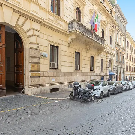 Prestigious Penthouse Piazza Barberini Lejlighed