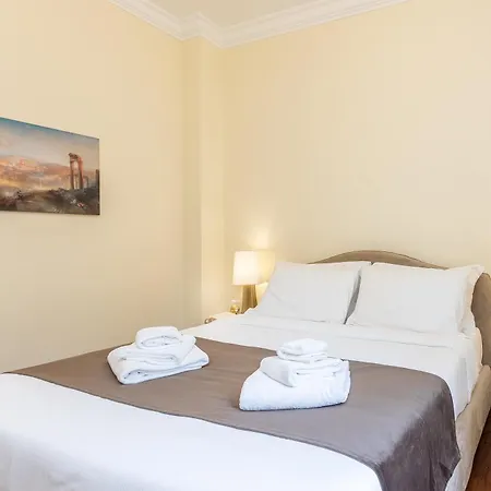 アパート Prestigious Penthouse Piazza Barberini ローマ